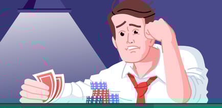 mann som ser på sine to utdelte kort i blackjack